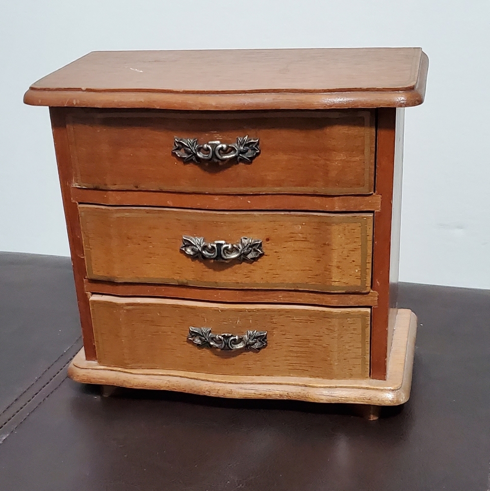 Jewelry box